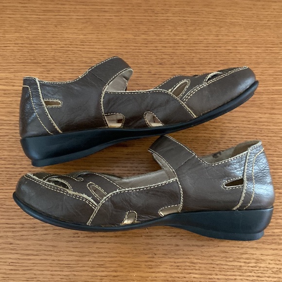 Sun View fisherman style khaki green/brown shoes. Material unknown. Size 35 - Picture 3 of 16